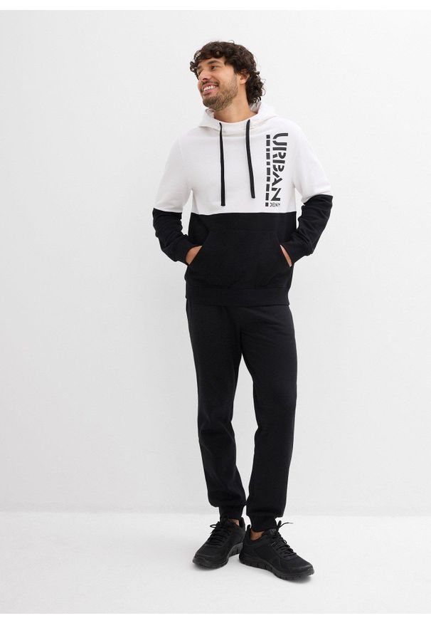 bonprix - Bluza z kapturem slim fit. Typ kołnierza: kaptur. Kolor: czarny. Wzór: nadruk. Styl: sportowy