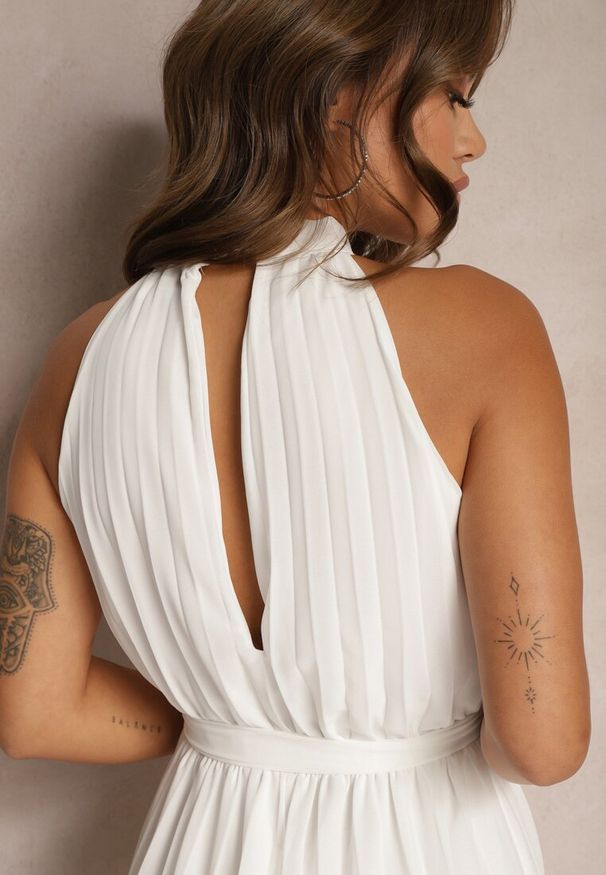 Renee - Biały Kombinezon z Dekoltem Typu Halter i Gumką w Talii Zolefia. Kolor: biały. Długość: długie. Styl: elegancki