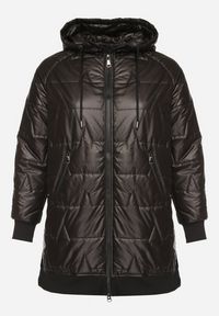 Born2be - Czarna Kurtka z Pikowanymi Przeszyciami i Kapturem Zarimelia. Okazja: na co dzień. Kolekcja: plus size. Kolor: czarny. Materiał: jeans. Styl: klasyczny, casual, elegancki, sportowy #4