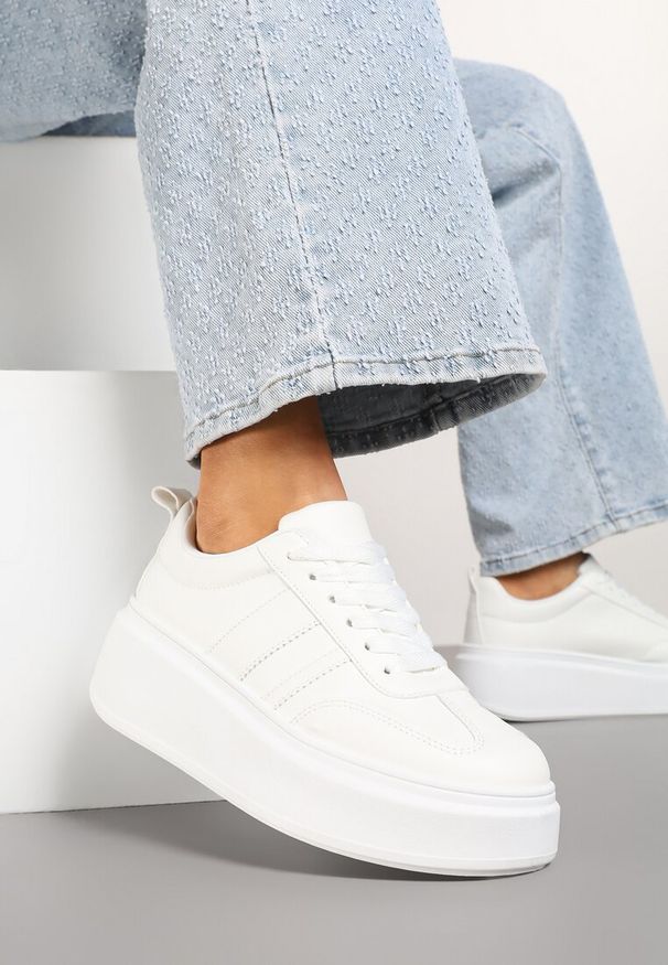 Renee - Białe Sneakersy Klasyczne Tenisówki na Grubej Podeszwie z Koturnem Adessia. Okazja: na co dzień. Kolor: biały. Materiał: jeans. Obcas: na koturnie