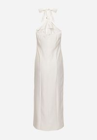 Born2be - Biała Sukienka z Wiskozą z Odkrytymi Plecami i Wiązaniem Zdobiona Broszką Nalorise. Kolor: biały. Materiał: wiskoza. Wzór: aplikacja. Styl: klasyczny, elegancki #4