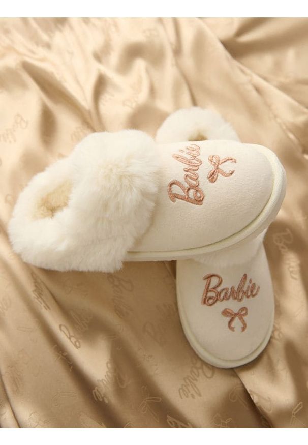 Sinsay - Kapcie z futerkiem Barbie - kremowy. Kolor: kremowy. Materiał: futro