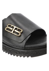 Czarne Klapki Armodo Modne Wsuwane Obuwie Damskie. Okazja: na co dzień. Kolor: czarny. Materiał: materiał. Wzór: aplikacja. Sezon: lato. Styl: klasyczny, casual, elegancki #7