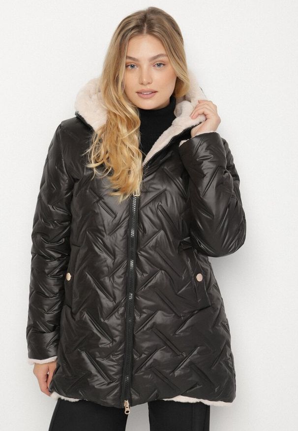 Born2be - Czarno-Beżowa Pikowana Kurtka z Kapturem i Futrzaną Wyściółką Navea. Okazja: na co dzień, na spotkanie biznesowe, do pracy. Typ kołnierza: kaptur. Kolekcja: plus size. Kolor: czarny. Materiał: futro. Wzór: ze splotem. Styl: biznesowy, casual