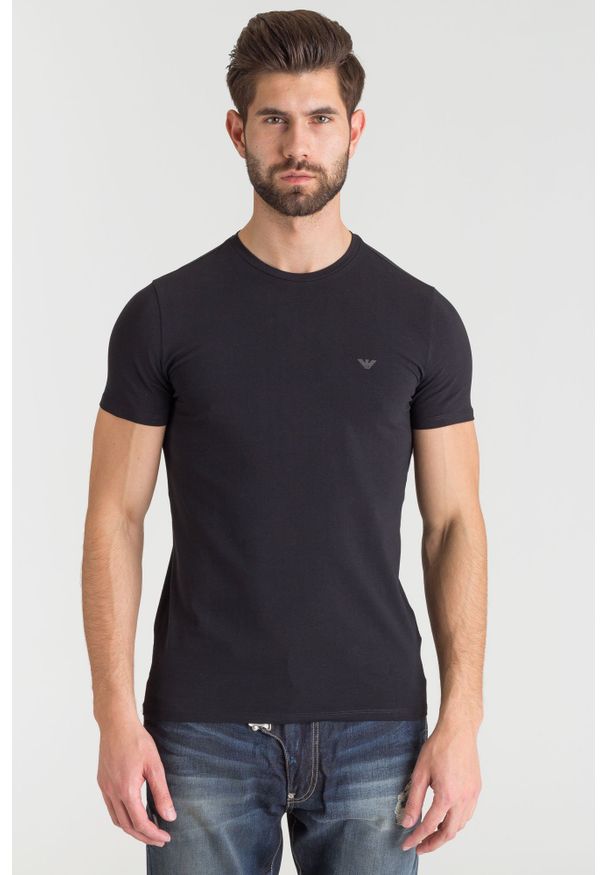 Czarny t-shirt Emporio Armani z aplikacją marki. Kolor: czarny. Wzór: aplikacja