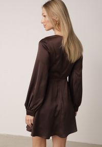 Born2be - Brązowa Satynowa Sukienka VICES z Bawełny o Kopertowym Kroju Glanita. Okazja: na co dzień. Kolor: brązowy. Materiał: satyna, bawełna. Typ sukienki: kopertowe. Styl: casual, klasyczny #7