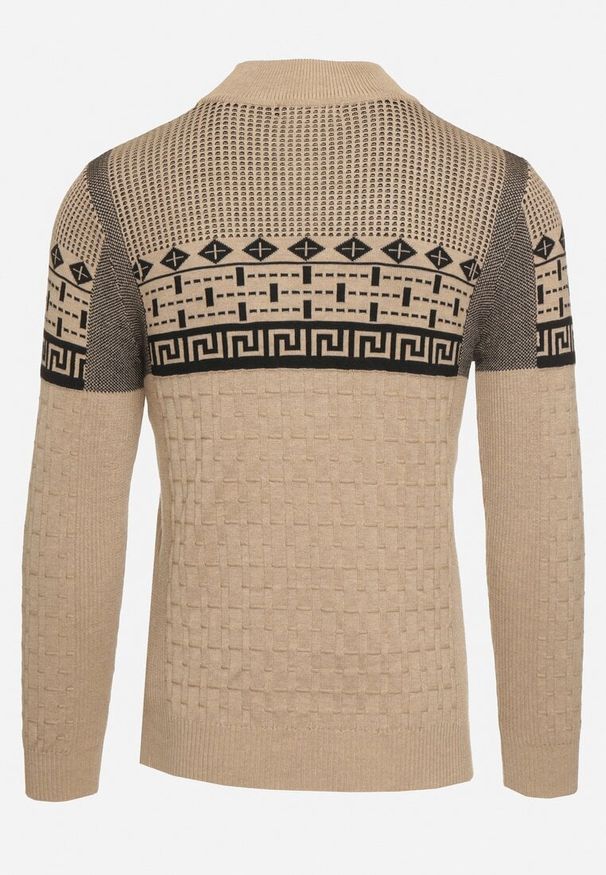 Born2be - Ciemnobeżowy Sweter Ozdobiony Geometrycznym Wzorem i Ściągaczami Liliatia. Okazja: na co dzień. Kolor: beżowy. Wzór: aplikacja, geometria. Styl: klasyczny, casual
