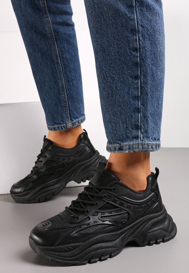 Renee - Czarne Sneakersy na Grubej Podeszwie Surgana. Kolor: czarny