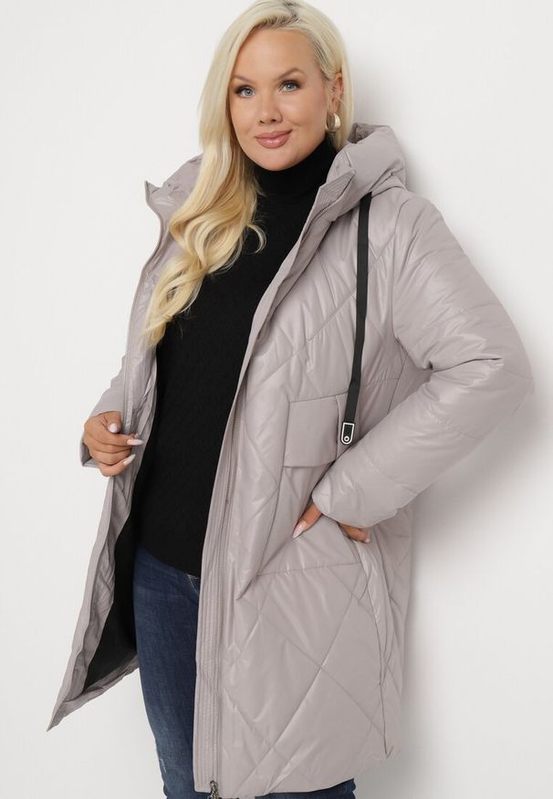 Born2be - Beżowa Długa Pikowana Kurtka z Kapturem i Dwustronnym Suwakiem Eritha. Okazja: na co dzień. Typ kołnierza: kaptur. Kolekcja: plus size. Kolor: beżowy. Materiał: jeans. Długość rękawa: długi rękaw. Długość: długie. Styl: elegancki, casual