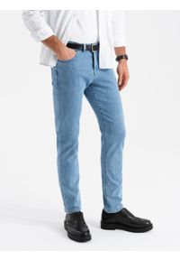 Ombre Clothing - Klasyczne męskie spodnie jeansy SLIM FIT z elastanem – jasnoniebieskie V2. Kolor: niebieski. Materiał: jeans, elastan. Wzór: gładki, jednolity. Styl: klasyczny
