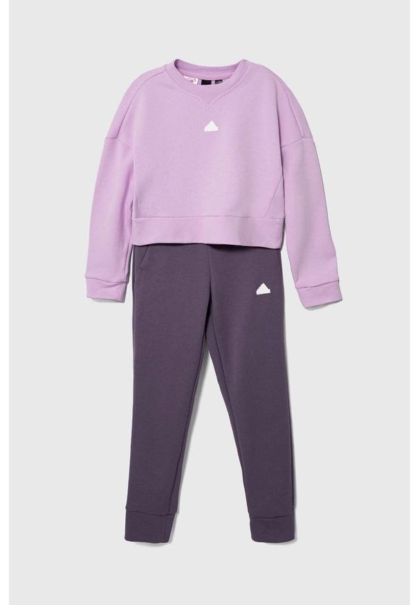 Adidas - adidas dres dziecięcy kolor fioletowy. Kolor: fioletowy. Materiał: dresówka