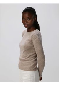 Reserved - Sweter z błyszczącą aplikacją - brązowy. Kolor: brązowy. Materiał: wełna, dzianina. Wzór: aplikacja