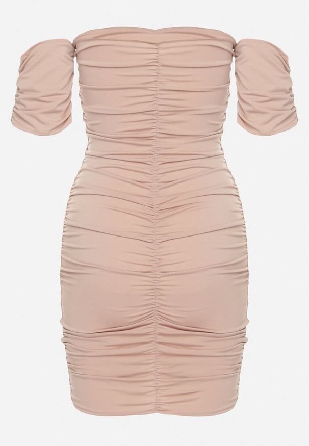 Born2be - Beżowa Marszczona Sukienka Hiszpanka o Dopasowanym Kroju Haletea. Typ kołnierza: dekolt hiszpanka. Kolor: beżowy. Typ sukienki: dopasowane