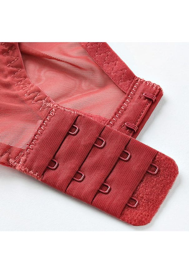 Intica - Zestaw bielizny koronkowej z figami regulowanymi Birga. Kolor: zielony. Materiał: koronka. Wzór: koronka