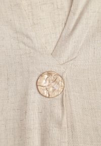 Born2be - Beżowa Pudełkowa Sukienka z Lnem i Wiskozą Zdobiona Metalicznym Guzikiem Phisoth. Okazja: do pracy, na co dzień, na spotkanie biznesowe. Kolekcja: plus size. Kolor: beżowy. Materiał: wiskoza, len. Wzór: aplikacja. Sezon: lato. Typ sukienki: proste, dla puszystych. Styl: elegancki, biznesowy, casual #3