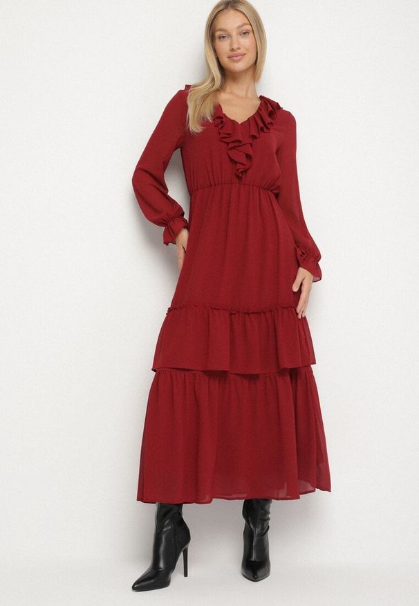 Born2be - Bordowa Siateczkowa Sukienka VICES o Rozkloszowanym Kroju z Falbanami Arevite. Typ kołnierza: dekolt w kształcie V. Kolor: czerwony. Typ sukienki: rozkloszowane. Styl: klasyczny