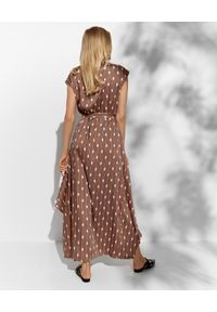 PESERICO - Brązowa sukienka w paski. Kolor: brązowy. Materiał: materiał. Wzór: paski. Typ sukienki: asymetryczne. Długość: midi
