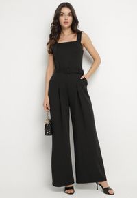 Born2be - Czarny Taliowany Kombinezon z Ozdobnym Paskiem i Klamrą Doloriela. Kolor: czarny. Styl: elegancki