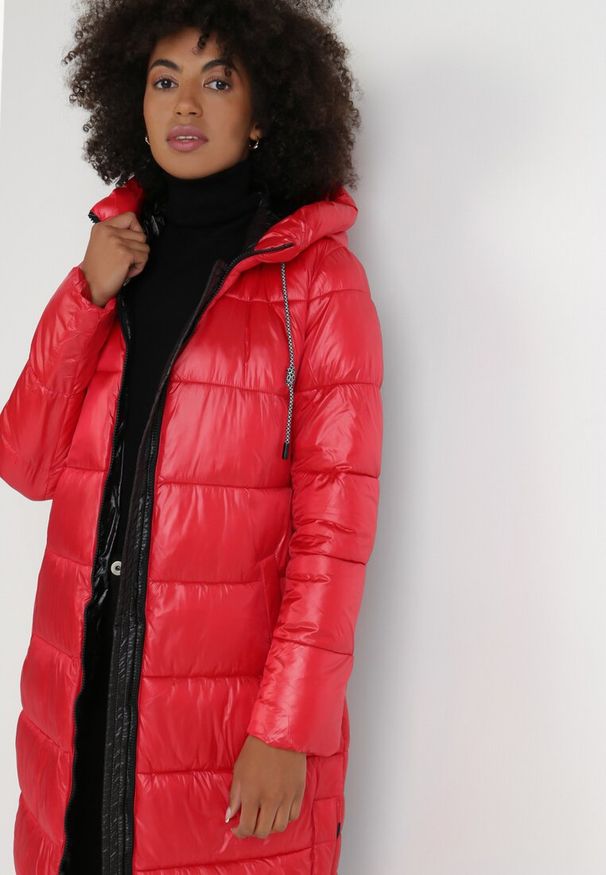 Born2be - Czerwona Kurtka Simorus. Kolor: czerwony. Materiał: tkanina. Długość: długie. Wzór: aplikacja