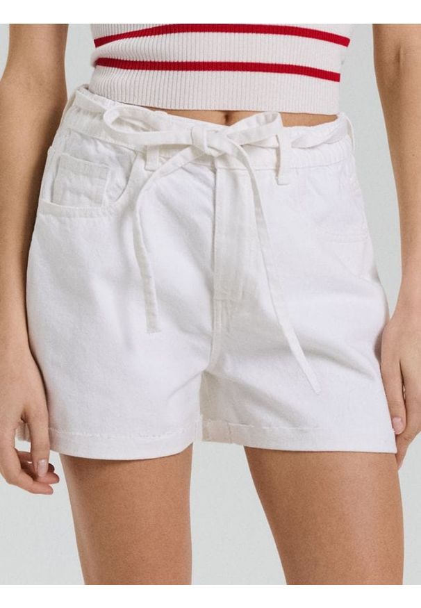 Sinsay - Szorty jeansowe paperbag z paskiem - biały. Kolor: biały. Materiał: jeans
