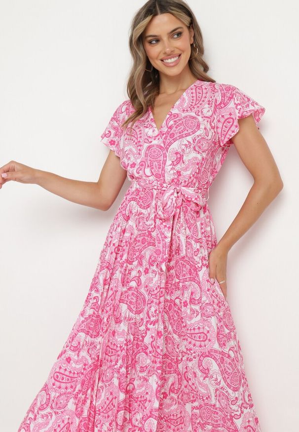 Born2be - Różowa Sukienka z Kopertowym Dekoltem z Gumką w Talii i Materiałowym Paskiem Xelovia. Okazja: na co dzień. Kolor: różowy. Materiał: materiał. Typ sukienki: kopertowe. Styl: elegancki, casual