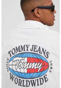 Tommy Jeans koszula bawełniana DM0DM13043.PPYY męska kolor biały relaxed. Kolor: biały. Materiał: bawełna. Długość rękawa: krótki rękaw. Długość: krótkie. Wzór: aplikacja #4
