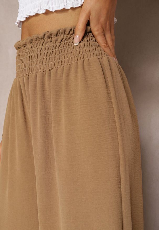 Renee - Jasnobrązowe Spodnie High Waist z Szerokimi Nogawkami i Gumką w Pasie Risabessa. Okazja: na co dzień. Stan: podwyższony. Kolor: brązowy. Styl: casual, elegancki