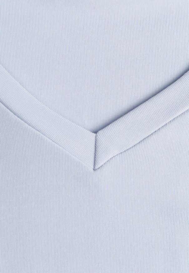 Born2be - Niebieski T-shirt z Wiskozy z Trójkątnym Dekoltem Achiore. Okazja: na co dzień. Kolor: niebieski. Materiał: wiskoza. Styl: casual, klasyczny