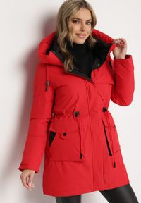 Born2be - Czerwona Kurtka Parka z Kapturem Kieszeniami i Ściągaczem w Talii Ravissia. Okazja: na co dzień, na spacer. Typ kołnierza: kaptur. Kolor: czerwony. Materiał: jeans. Styl: casual, elegancki, klasyczny #4