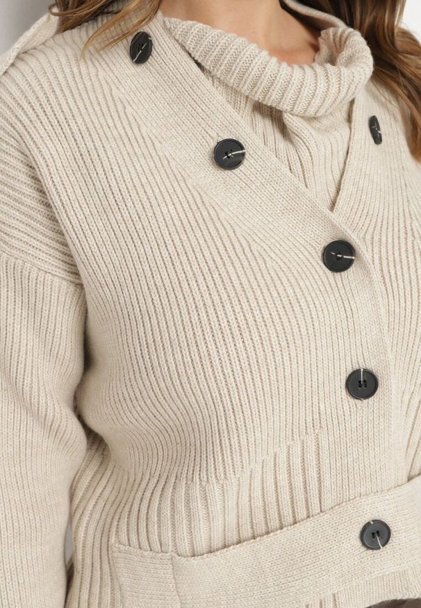 Born2be - Jasnobeżowy Kardigan o Klasycznym Kroju Zdobiony Paskiem z Guzikami Tilirae. Okazja: na co dzień, na spotkanie biznesowe. Kolor: beżowy. Materiał: jeans. Wzór: aplikacja. Styl: klasyczny