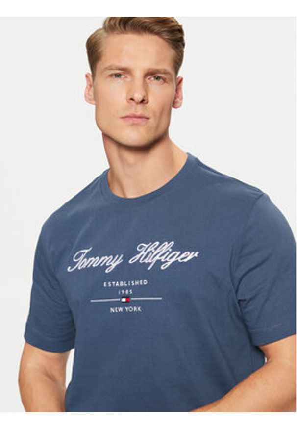 TOMMY HILFIGER - Tommy Hilfiger T-Shirt Script Logo Tee MW0MW33691 Niebieski Regular Fit. Kolor: niebieski. Materiał: bawełna