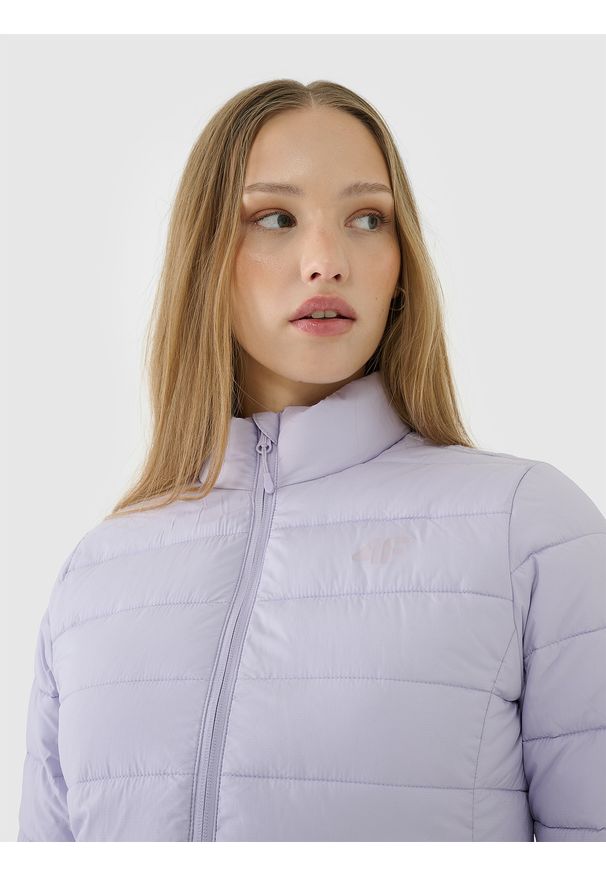 4f - 4F Kurtka puchowa z wypełnieniem syntetycznym damska - fioletowa S. Okazja: na co dzień. Typ kołnierza: kołnierzyk stójkowy. Kolor: fioletowy. Materiał: puch, syntetyk. Długość: długie. Styl: casual, sportowy, klasyczny