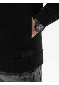 Ombre Clothing - Asymetryczna bluza męska zapinana z kapturem BERLIN - czarna B1371 - XXL. Typ kołnierza: kaptur. Kolor: czarny. Materiał: poliester, skóra, bawełna. Wzór: napisy, aplikacja #5