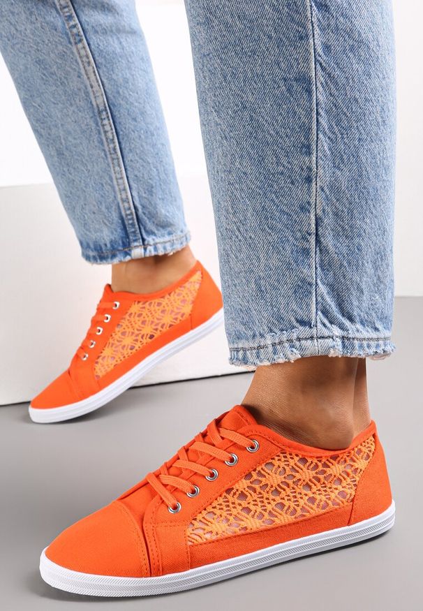 Renee - Pomarańczowe Tenisówki z Ażurowymi Wstawkami Po Bokach Salessa. Okazja: na co dzień. Kolor: pomarańczowy. Materiał: jeans. Wzór: ażurowy. Sezon: lato, wiosna. Obcas: na obcasie. Styl: casual. Wysokość obcasa: niski