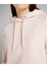 Lee - LEE ESSENTIAL HOODIE DAMSKA BLUZA Z KAPTUREM LOGO PALE LILAC L53WTXSU. Typ kołnierza: kaptur