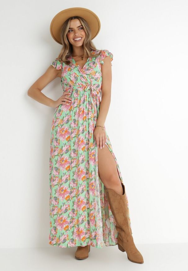 Born2be - Jasnozielona Sukienka Kopertowa z Gumką w Pasie w Kwiaty Pive. Typ kołnierza: kołnierz z falbankami. Kolor: zielony. Materiał: tkanina, materiał, wiskoza. Wzór: kwiaty. Typ sukienki: kopertowe. Długość: maxi