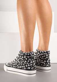 Born2be - Czarne Casualowe Trampki za Kostkę w Kwiatowy Wzór Follarita. Okazja: na co dzień. Wysokość cholewki: za kostkę. Zapięcie: sznurówki. Kolor: czarny. Materiał: jeans. Szerokość cholewki: normalna. Wzór: kwiaty. Styl: casual #4