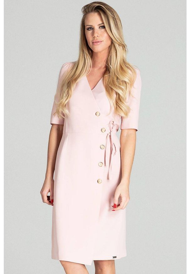 Figl - Kopertowa sukienka midi z ozdobnymi guzikami różowa. Okazja: do pracy, na komunię. Kolor: różowy. Typ sukienki: kopertowe. Długość: midi