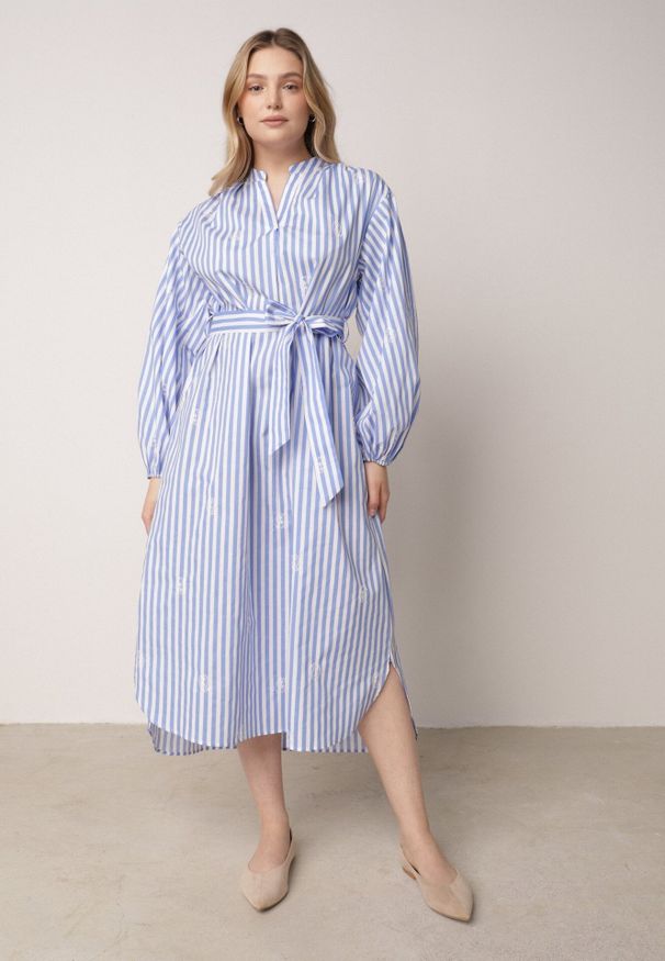 Born2be - Niebieska Pudełkowa Sukienka z Bawełny Zdobiona Haftem i Wiązanym Paskiem Nahssa. Okazja: na co dzień. Kolor: niebieski. Materiał: bawełna. Wzór: aplikacja, haft. Typ sukienki: proste. Styl: casual, klasyczny