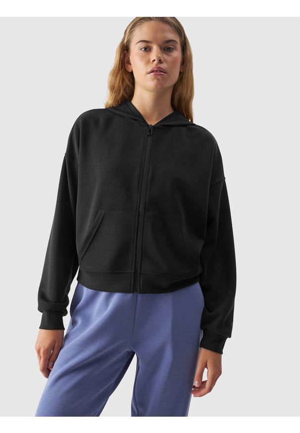 4f - 4F Bluza dresowa rozpinana z modalem damska - czarna XS. Okazja: na co dzień. Typ kołnierza: kaptur. Kolor: czarny. Materiał: dresówka. Wzór: gładki, ze splotem. Styl: sportowy, casual. Sport: fitness