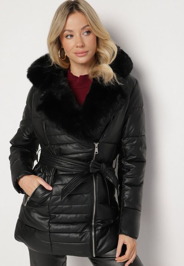 Born2be - Czarna Pikowana Kurtka z Kapturem Futerkiem i Paskiem Greleti. Okazja: na spacer. Typ kołnierza: kaptur. Kolor: czarny. Materiał: futro. Styl: elegancki