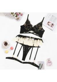 Intica - Koronkowy komplet z falbanką na romantyczne wieczory Trijnie. Kolor: czarny. Materiał: koronka. Wzór: koronka