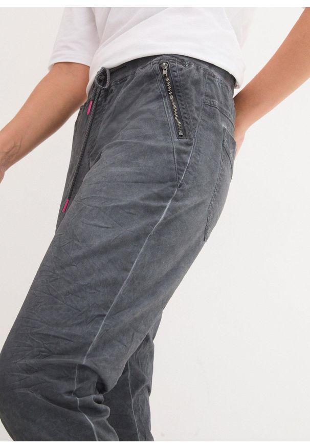 bonprix - Spodnie 3/4 z wiązanym paskiem. Kolor: szary