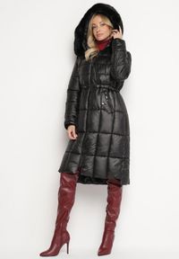 Born2be - Czarna Pikowana Kurtka z Kapturem z Futerkiem z Możliwością Odpięcia Ściągana w Talii Ravanna. Okazja: na co dzień. Typ kołnierza: kaptur. Kolor: czarny. Materiał: futro. Styl: casual, elegancki #5