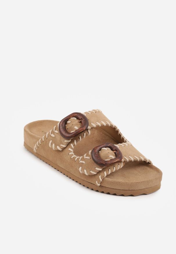 Born2be - Brązowe Klapki VICES Ozdobione Przeszyciami i Klamrami z Imitacji Drewna Kallinope. Okazja: na co dzień. Kolor: brązowy. Wzór: aplikacja. Styl: retro, casual, klasyczny