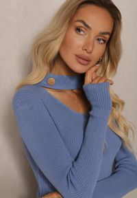 Renee - Niebieski Sweter Golf z Ozdobnym Wycięciem Przy Dekolcie Erticia. Typ kołnierza: golf. Kolor: niebieski. Sezon: zima #5