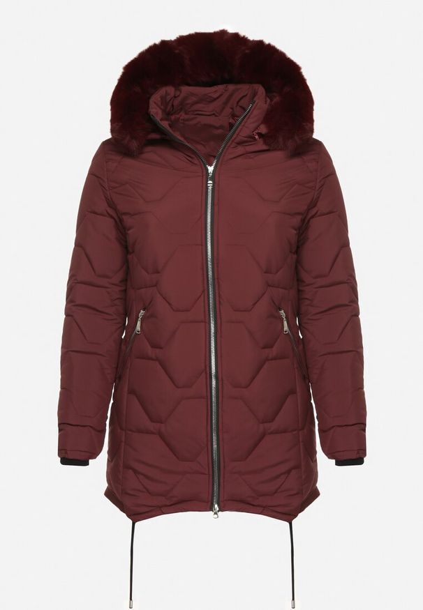 Born2be - Bordowa Klasyczna Kurtka z Pikowanymi Przeszyciami i Kapturem z Futerkiem Raffisa. Okazja: na co dzień. Kolekcja: plus size. Kolor: czerwony. Materiał: futro. Styl: klasyczny