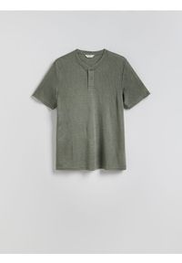 Reserved - T-shirt henley regular fit - ciemnozielony. Typ kołnierza: typu henley. Kolor: zielony. Materiał: dzianina, wiskoza