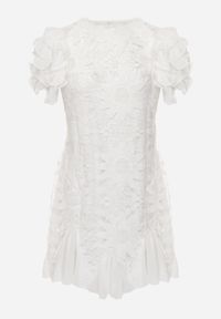 Renee - Biała Sukienka Dopasowana Mini z Koronką i Falbankami Offiamea. Okazja: na co dzień, na imprezę. Typ kołnierza: kołnierz z falbankami. Kolor: biały. Wzór: koronka. Typ sukienki: proste. Materiał: koronka. Długość rękawa: krótki rękaw. Styl: elegancki, casual. Długość: mini #3