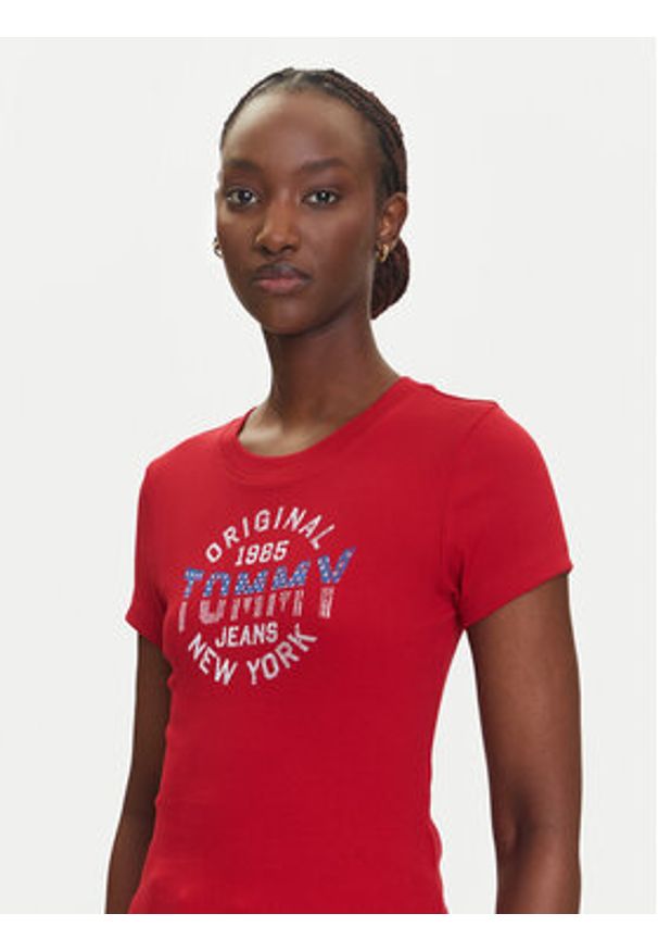 Tommy Jeans T-Shirt DW0DW21421 Czerwony Slim Fit. Kolor: czerwony. Materiał: bawełna